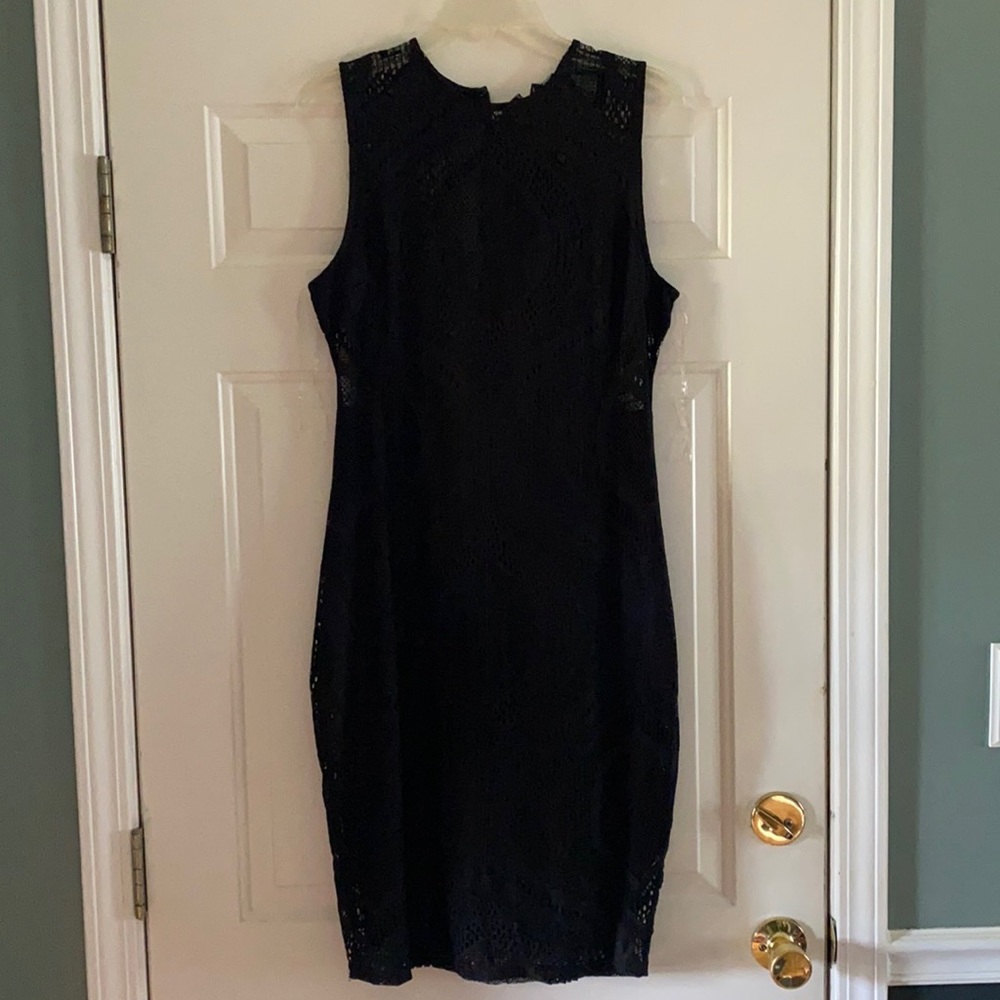 Lace detail sleeveless dress